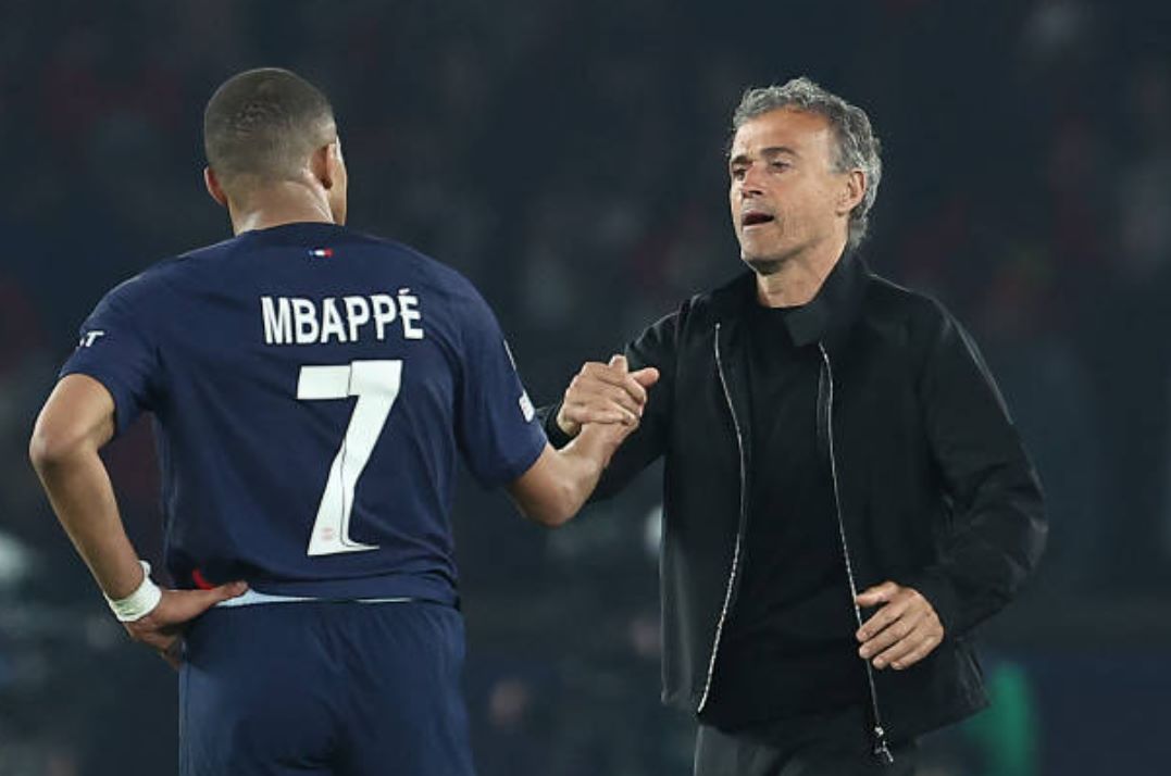 Enrique (áo đen) không vui vì bị hỏi về Mbappe.